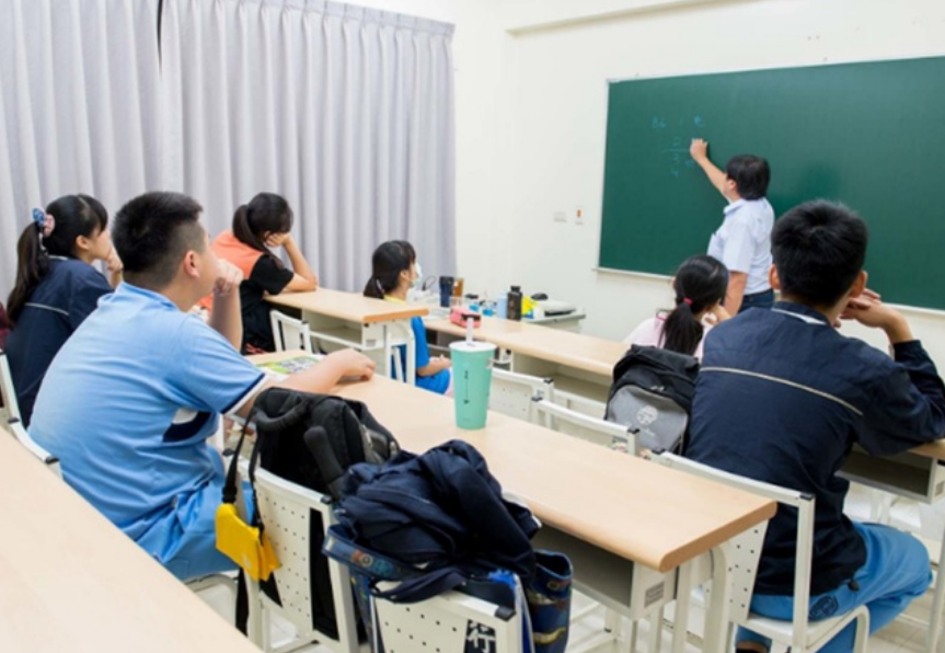 新东方“违规补课”被举报，官方回复引争议，补新概念不算补课？