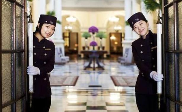 学生为圆空姐梦，花10万学空乘专业，结果毕业分到酒店当门童？