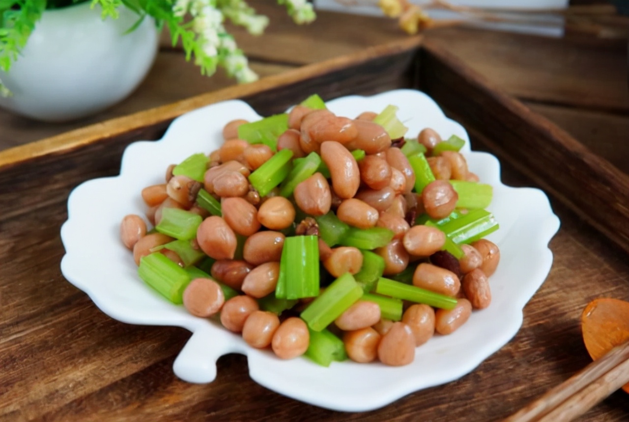 生花生和熟花生，哪个更营养？提醒：5类人最好少碰，别不当回事