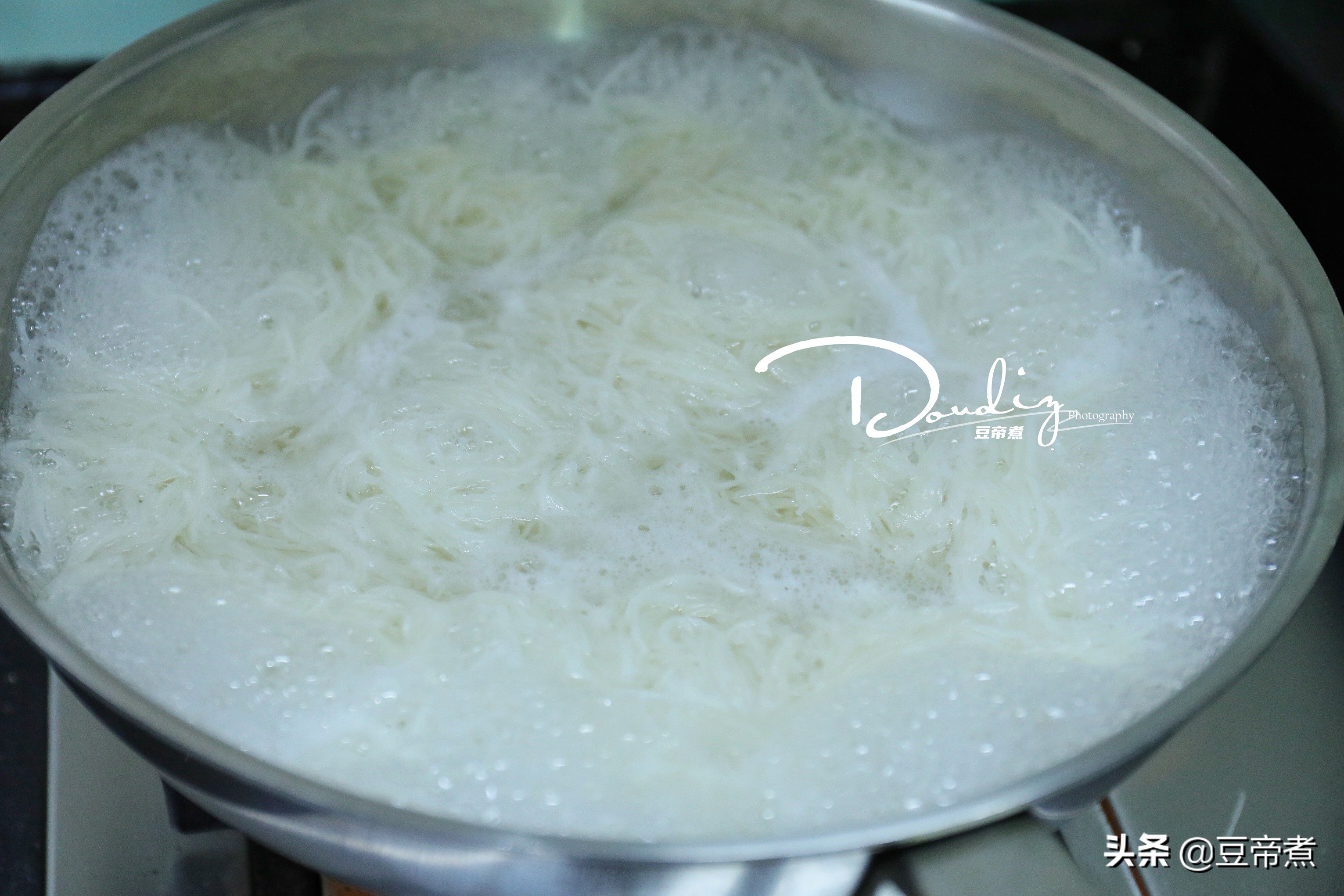 炒个粉发朋友圈获赞无数，网友：料多味美，一看就好吃，想去蹭饭