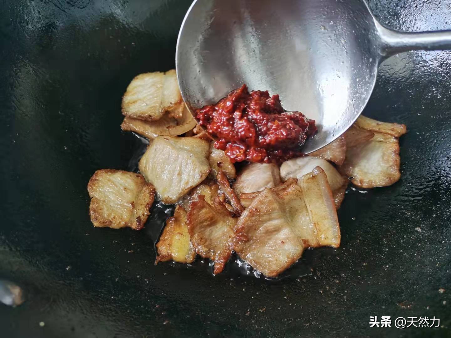 回鍋肉怎么做才好吃？來看看傳統的川菜做法，肥而不膩，真解饞