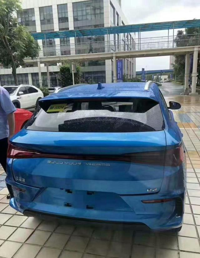 比亚迪全新两厢轿车实拍！内部空间不输飞度，这颜值真不像买菜车