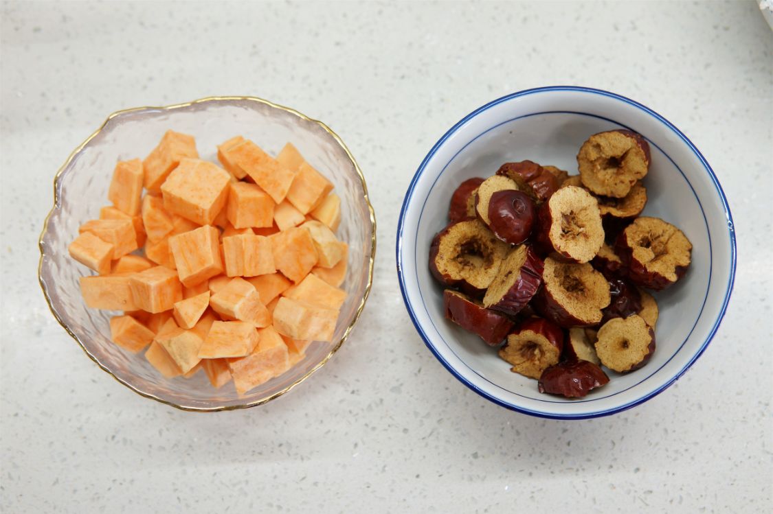 大冷天，聪明人常用“3红1黄”煮粥，坚持早餐喝一碗，暖和过寒冬