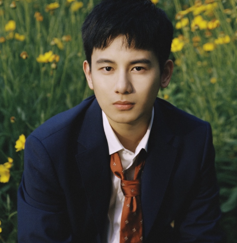 胡先煦现身大学被抓拍，失去了精修待遇，生图下的颜值令人吃惊