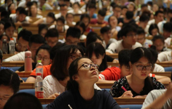 2021高考“一分一档”形式，600分竟排5万名后，学生：我太难了