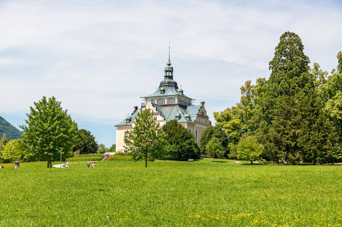 窗明几净，满屋浮动着琐碎的温情