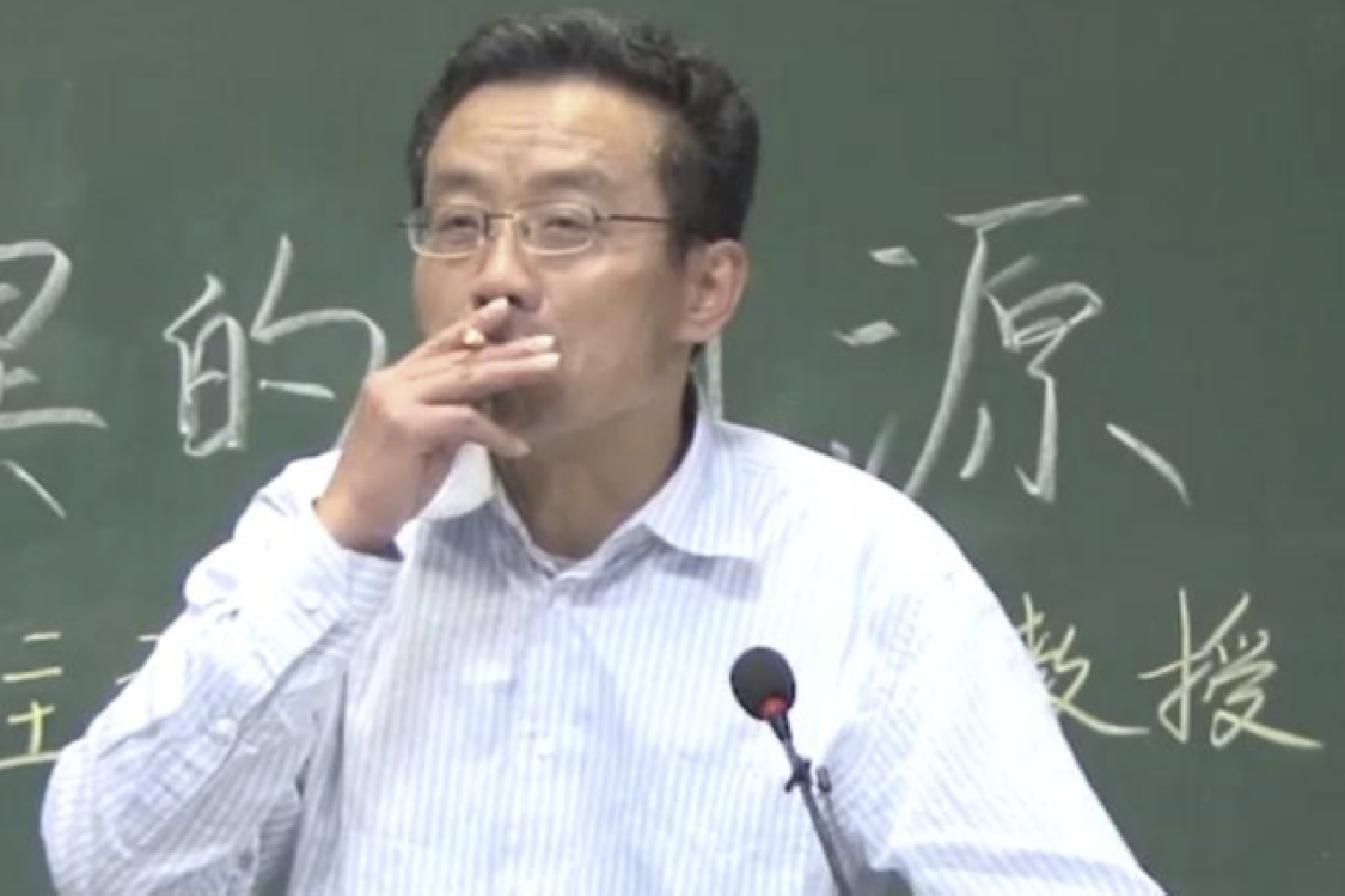 复旦“哲学仙人”王德峰被骂上热搜，嗜烟如命，上课从不避讳