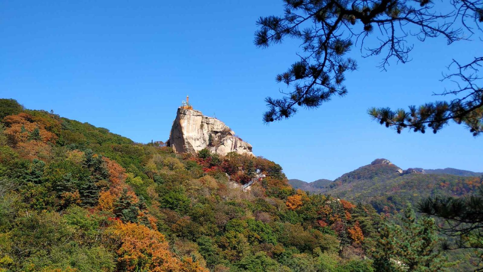 1,此外,虎山長城鴨綠江公園和抗美援朝紀念館等是丹東旅遊景點中的