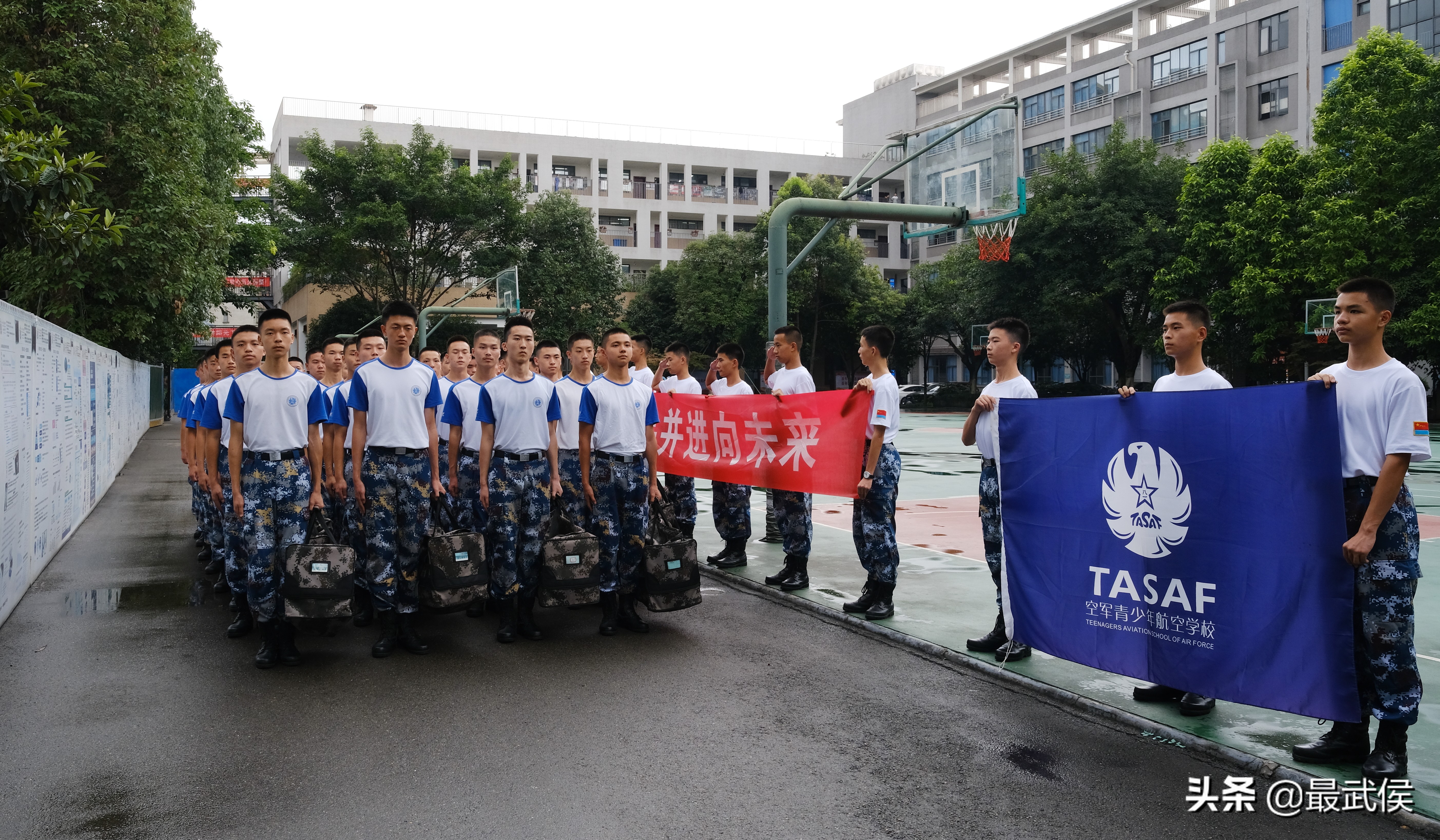 什么是“双学籍”飞行员？这所学校4年7人入选，清华北大任选！