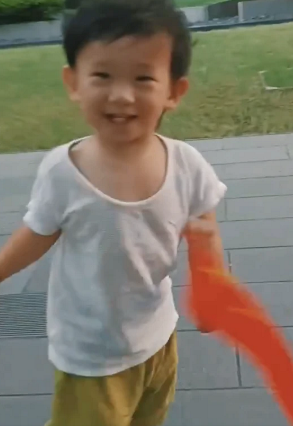 应采儿探班陈小春，俩人当众热吻，山鸡哥看老婆全程宠溺笑甜蜜蜜