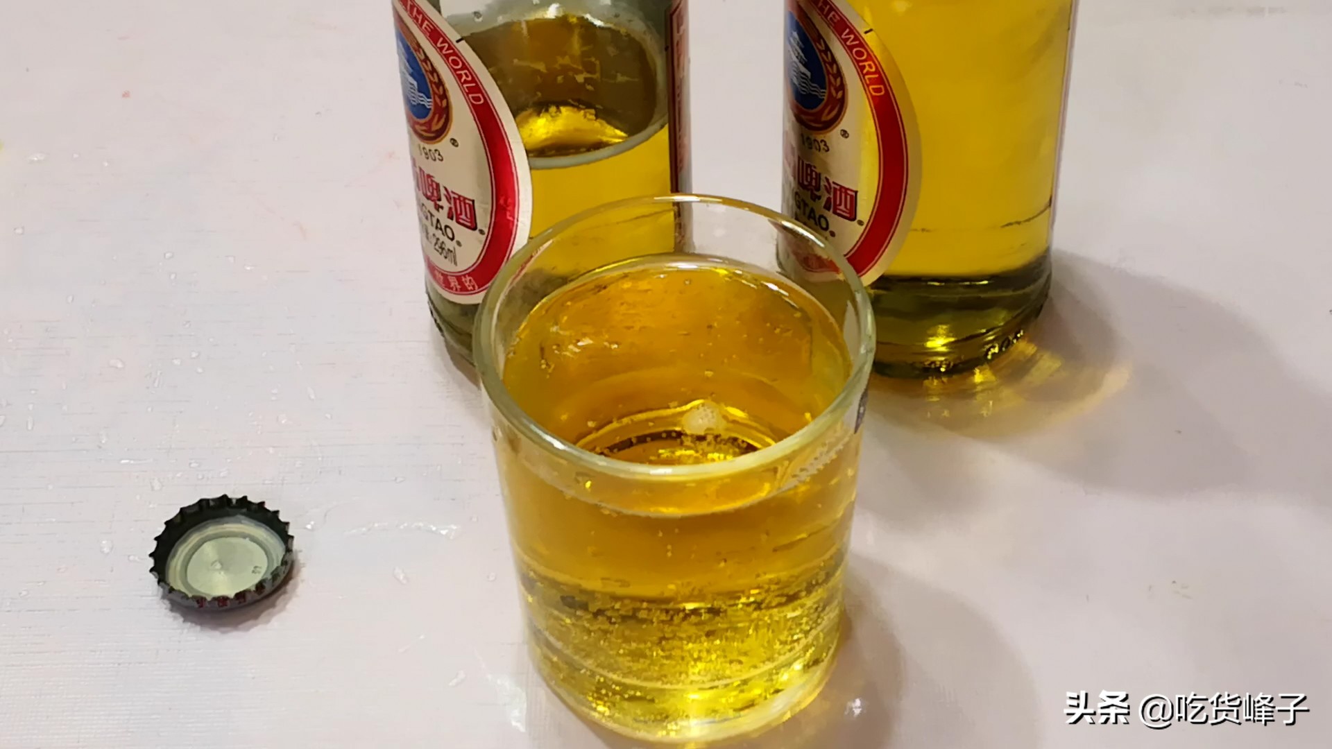 没启瓶器能打开啤酒瓶吗?只要找对瓶盖上的小机关,用手一弹就开