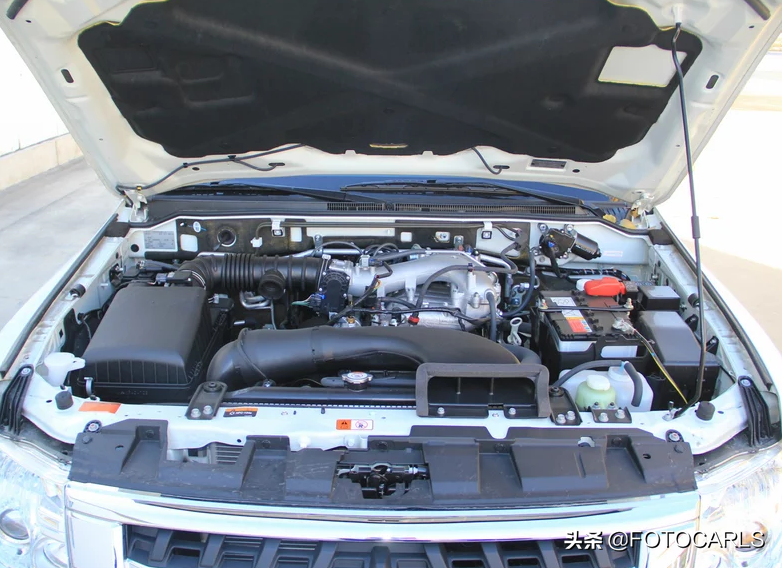 进口三菱帕杰罗3.0L V6实拍，35万起优惠还大，却干不过普拉多？