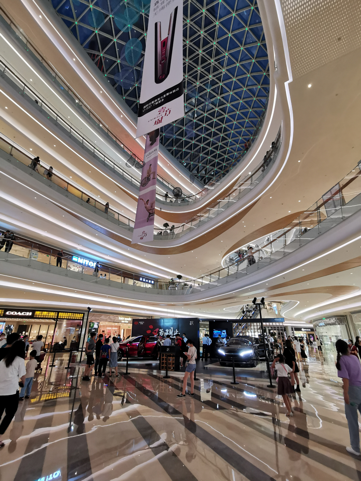 實拍深圳規模最大的購物綜合體，逛著逛著就迷了路！