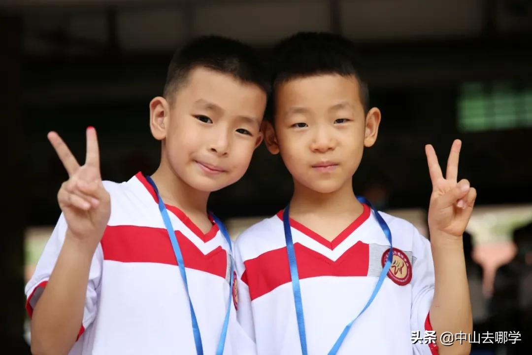 开学啦！现场多图预警：妈趴窗，爹爬墙，脸贴地！场面过于欢乐