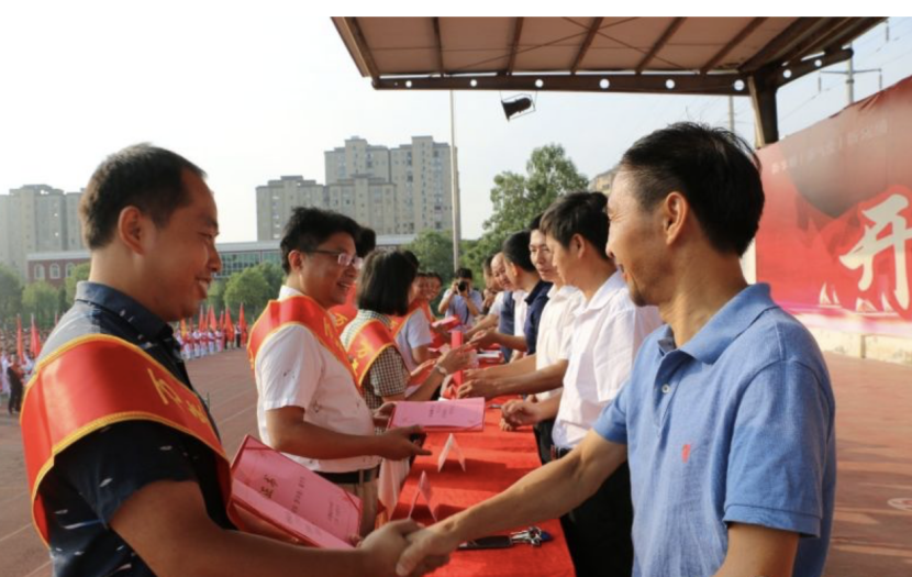 2019年上饶市高考全市第一、第二名来自于——万年中学