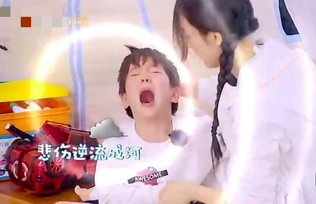 女儿发脾气，蔡少芬7个字搞定：孩子乱闹情绪，父母的回应很重要