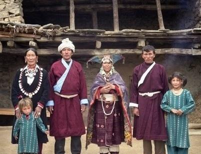 一妻多夫的家庭，全家人是怎么生活的？女性就是在受罪