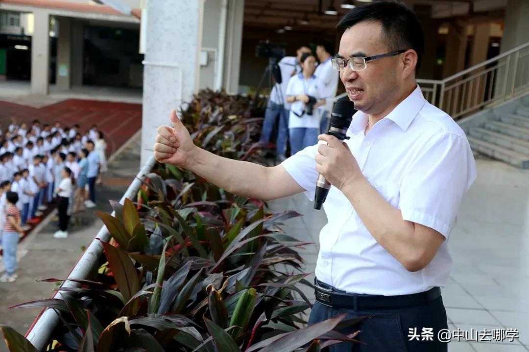 开学啦！现场多图预警：妈趴窗，爹爬墙，脸贴地！场面过于欢乐