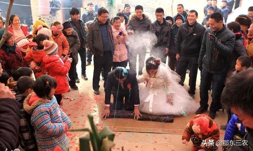 弟弟在农村结婚，姨和舅送礼一万，姑和叔送三千，哥姐送多少合适