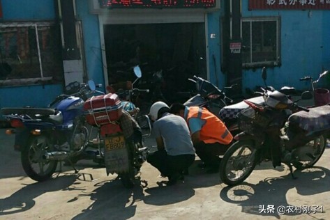 农村专门有人收旧摩托车及电瓶车，一辆300块钱，能赚钱吗？