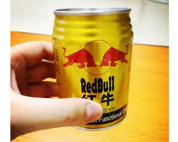 开车犯困"喝红牛"行吗?老教授提醒:有3大危害,男司机最好别喝