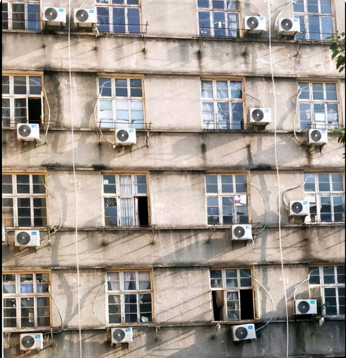 985名校宿舍被“嫌弃”，环境又破又差，新生看完不太想住了