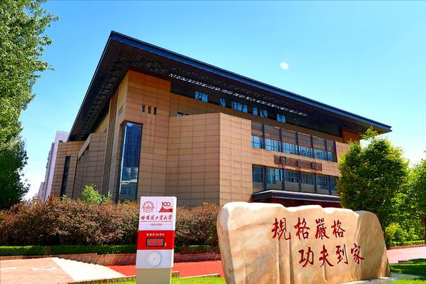 哈工大学生在行政楼“打地铺”，天气骤热，谁来给留校生降暑？