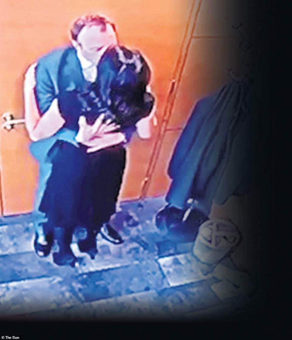 震撼全英的激情60秒！已婚部长出轨三孩妈女下属，办公室接吻摸臀