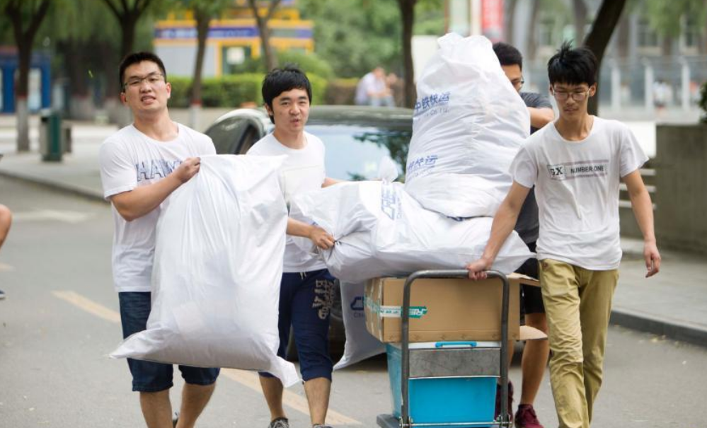 学校菜鸟驿站承包费为什么那么贵？了解完它的赚钱流程，你就懂了