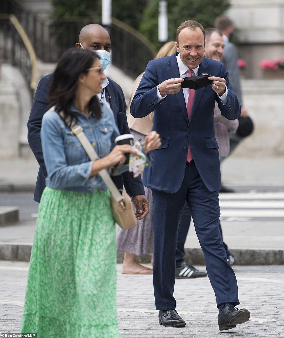 震撼全英的激情60秒！已婚部长出轨三孩妈女下属，办公室接吻摸臀