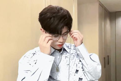 这位杭州大学的男老师红了，只因神似任嘉伦，每天被学生围观