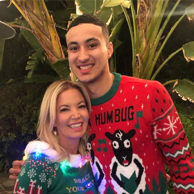 众所周知,库兹马与珍妮阿姨的关系非常好,在当初湖人和鹈鹕的交易中