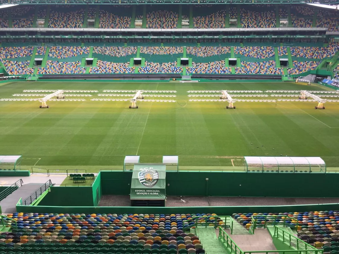 葡萄牙体育俱乐部日前为了进一步推广当地的足球运动和纪念表彰c罗为