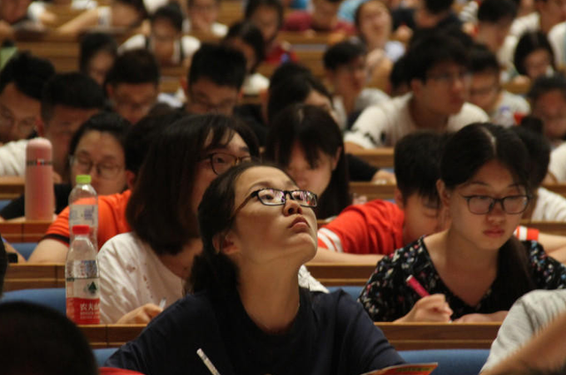 武汉大学“恋爱心理学”火爆，学生爬窗听课，网友：对学习的渴望