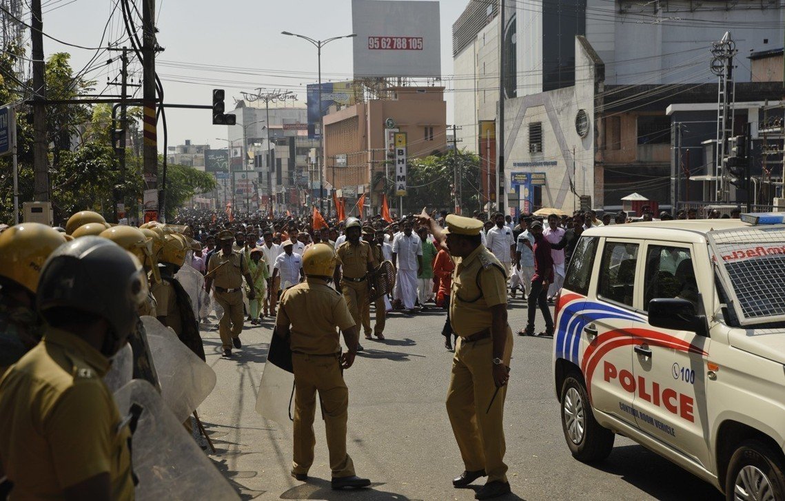 “女性长城”护卫 两妇女夜闯印度神庙 为何酿一死百伤暴动？