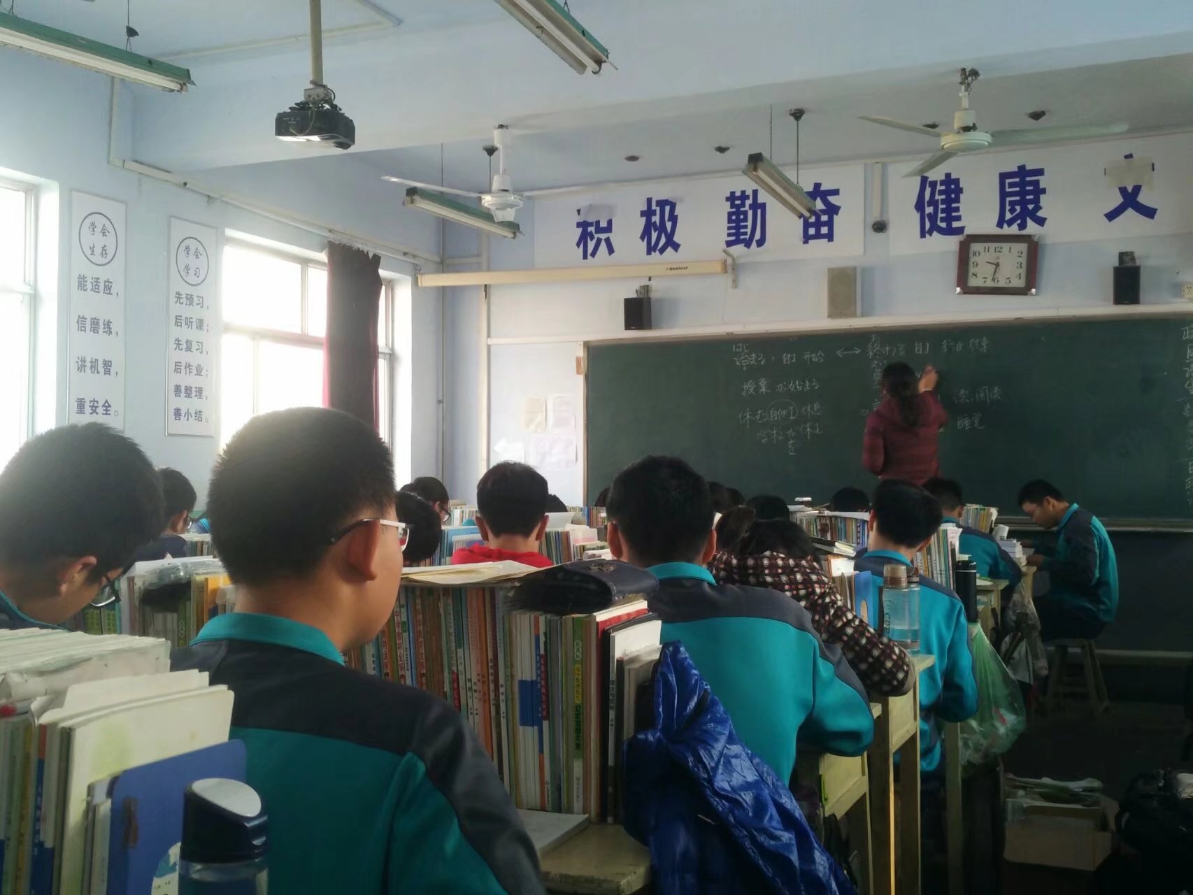 高考英语地位受到威胁，小语种开始上位，高考选其他语言靠谱吗？