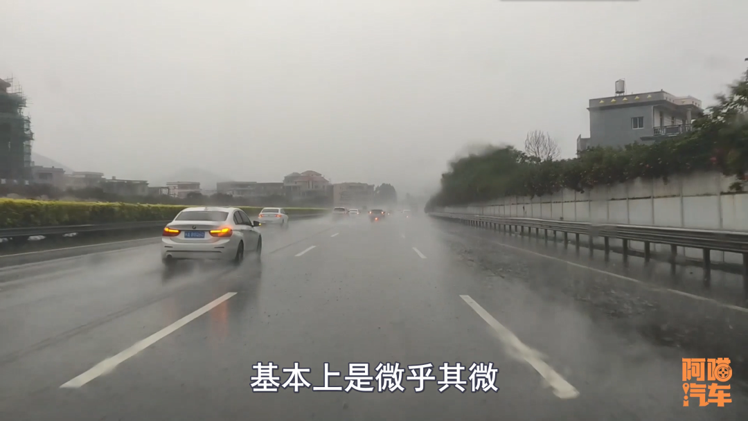 新车为何把前雾灯给减配了？厂家是节省了成本，可良心一块也省了