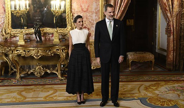 西班牙王后又闪耀了！穿HM提花黑色公主裙太像少女，我都被种草了