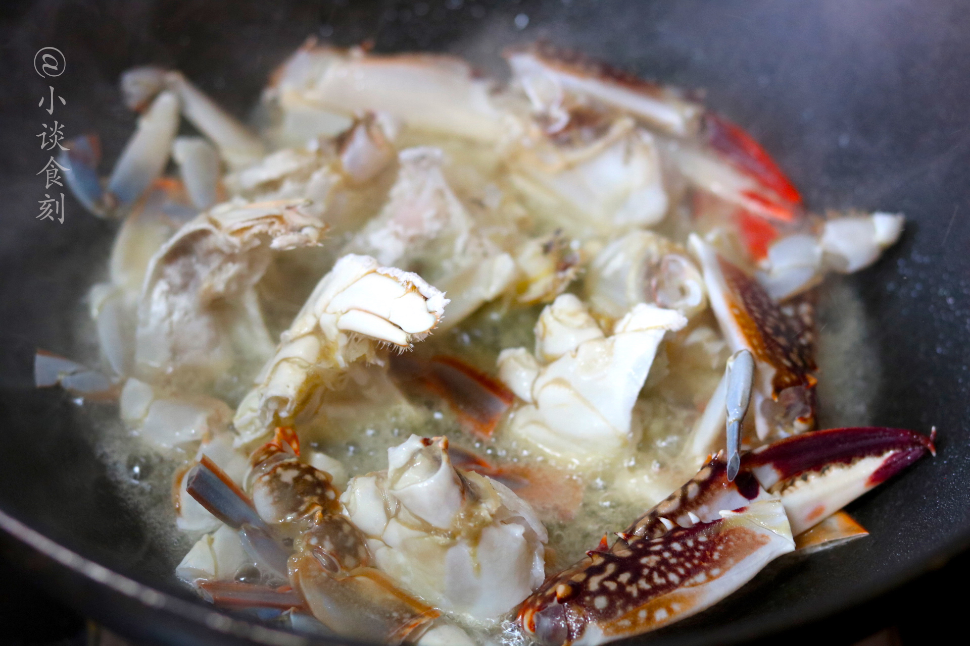 螃蟹别只会蒸煮，教你一剁一煎锅里一焖，比蒸煮的原味螃蟹更好吃