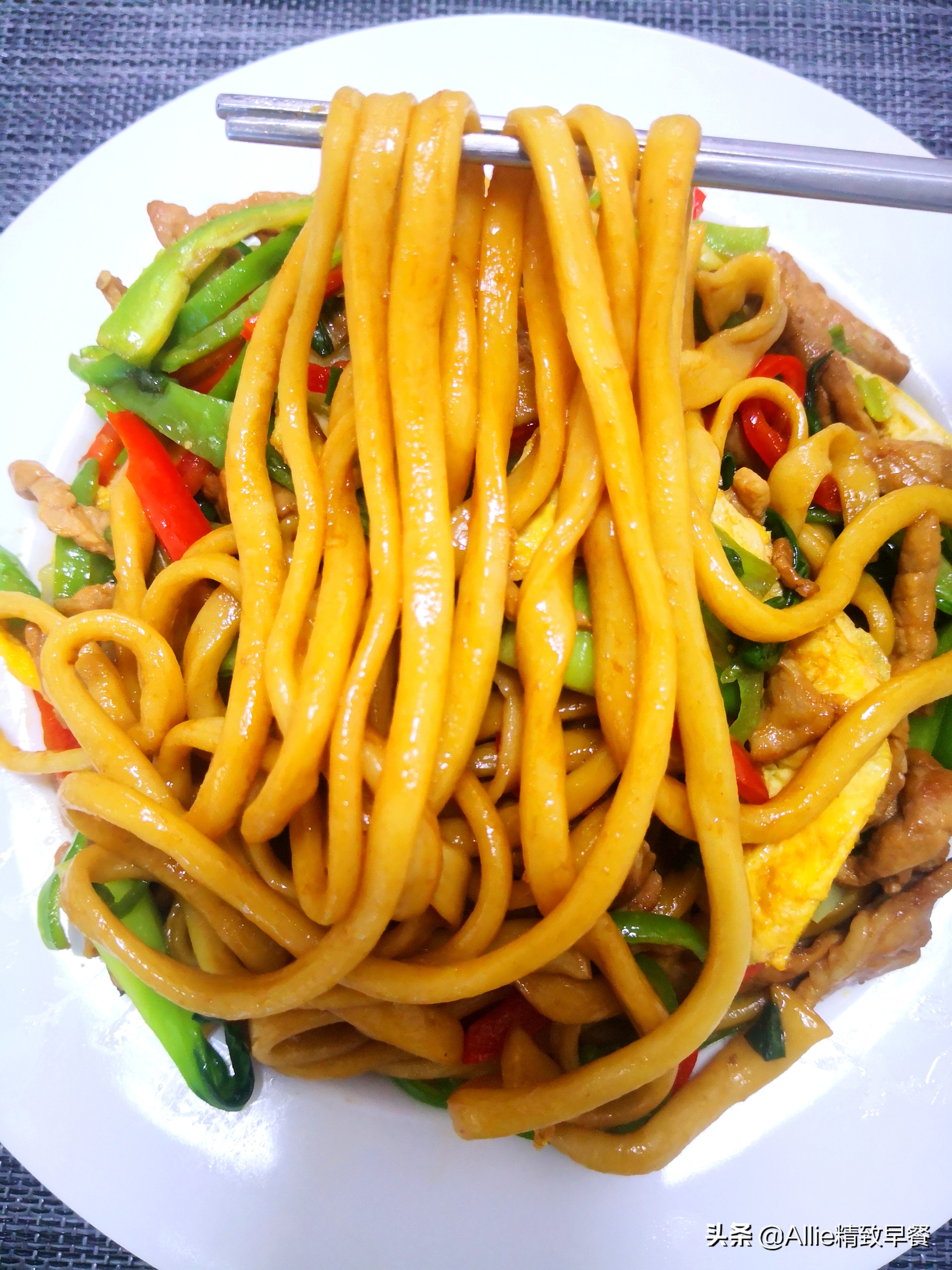 家常炒拉面有技巧，這樣做比面館都好吃還不油膩，食材多，真營養