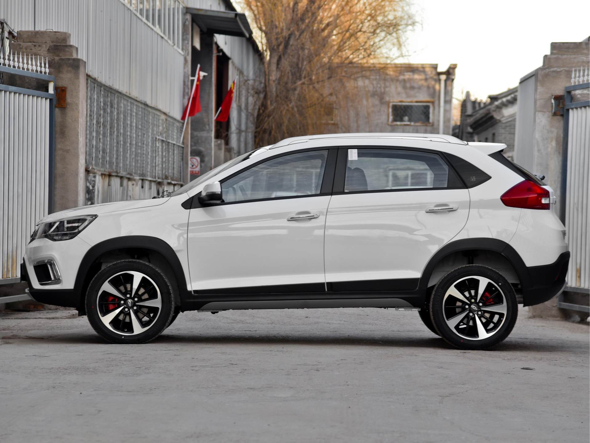 油耗6.9L，极低价代步灵活SUV，自动挡配置高，带你看奇瑞瑞虎3x