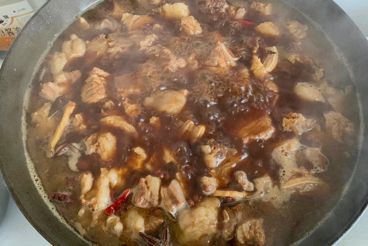 炖牛肉时，只需加入一勺特殊食材，牛肉软烂鲜香没腥味，百试百灵