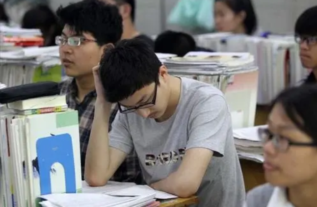 2021高考刚过一本分数线，冲刺还是以保为主？班主任告诉你答案