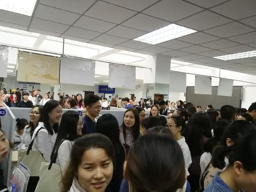 重庆八中公开招聘信息后，为何清北学生纷纷去应聘，原因很简单