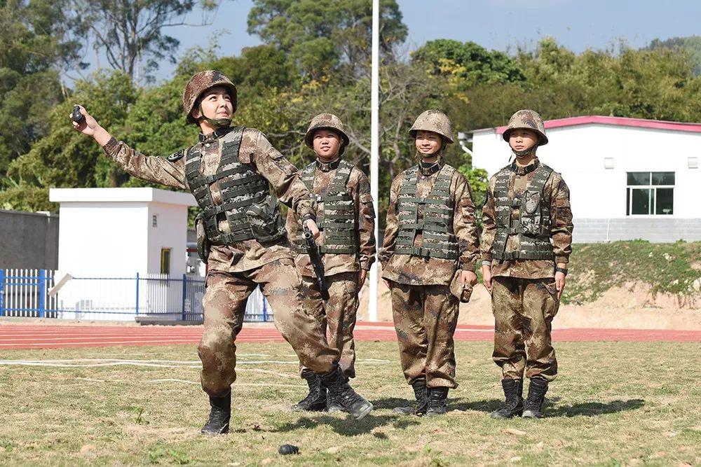 军营版“迪丽热巴”！又美又飒！网友：果然好看的都上交部队了