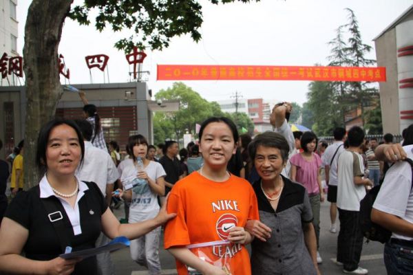 那些年我们经历的7月高考：带着中药、自己上考场，考场里电扇＋冰块降温