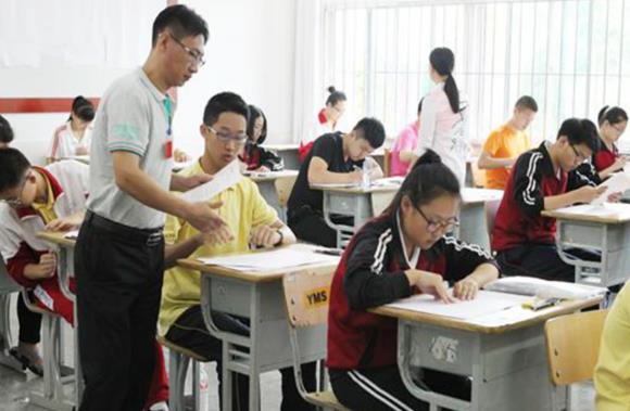 高考当天为什么不能穿校服？原因或不止一条，听听老师怎么说