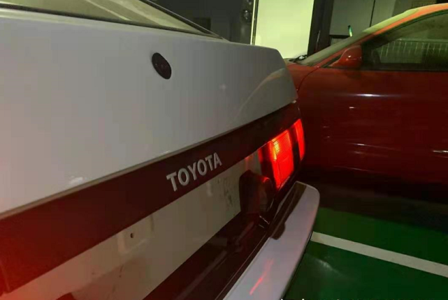 小伙从海外带回一辆丰田AE86，常年置于车库，经常有友来探访