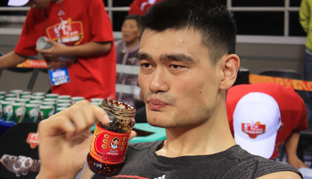 为什么nba球员喝老干妈(当NBA球星喝上老干妈，姚明一脸享受，詹姆斯小心翼翼)