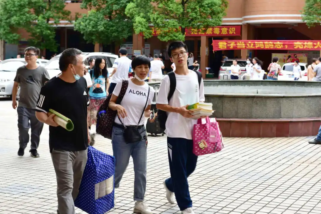 难忘老师 感恩亲人——佛山南海中学分校2020届高三学子高考凯旋